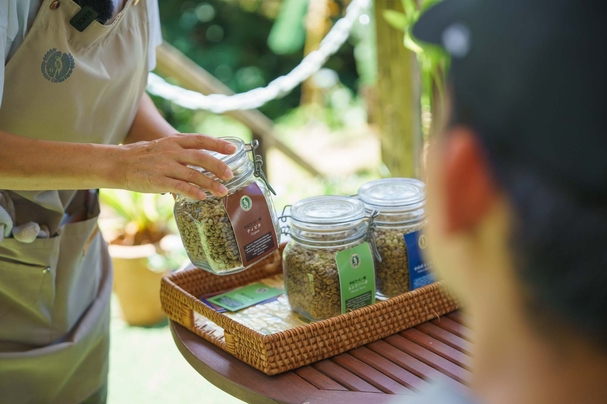 Choose your favorite raw beans from those harvested at Nakayama Coffee Farm.